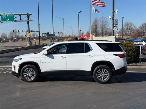 Used 2023 Chevrolet Traverse LT image 2