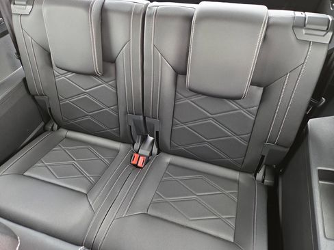 Certified 2025 Volkswagen Atlas SE image 9