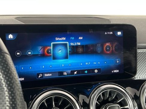 Used 2023 Mercedes-Benz GLB 250 image 32