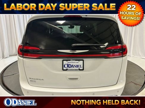 Used 2025 Chrysler Pacifica Select FWD image 28
