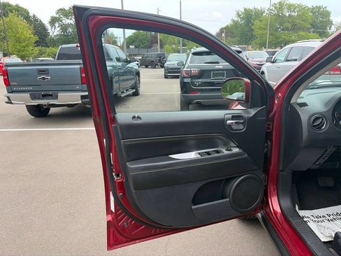 Used 2014 Jeep Compass Latitude FWD image 13