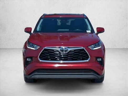 Used 2022 Toyota Highlander Limited FWD image 2