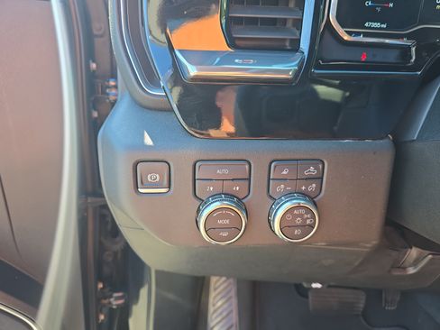 Used 2025 GMC Sierra 1500 SLT AWD/4WD image 23