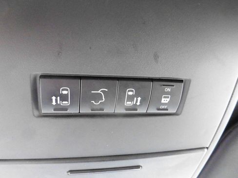 Used 2019 Dodge Grand Caravan SXT FWD image 17