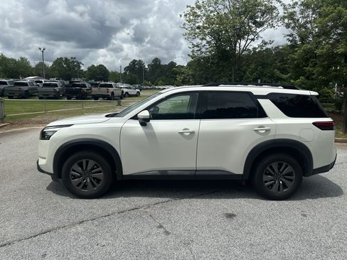 Used 2024 Nissan Pathfinder SV FWD image 8