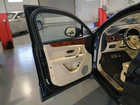 Used 2017 Bentley Bentayga AWD/4WD image 10