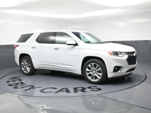 Used 2018 Chevrolet Traverse Premier FWD image 2