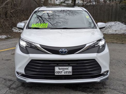 Used 2023 Toyota Sienna XLE image 2