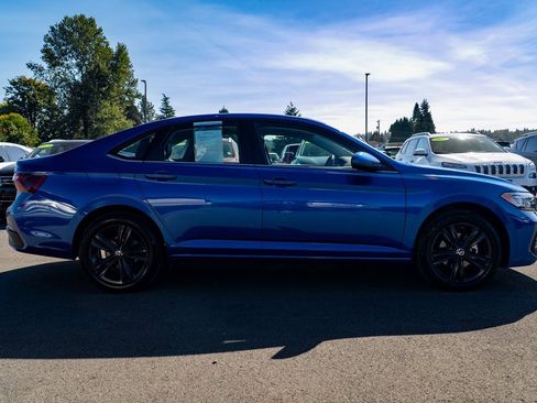 Used 2024 Volkswagen Jetta SE w/ Panoramic Sunroof Package image 9