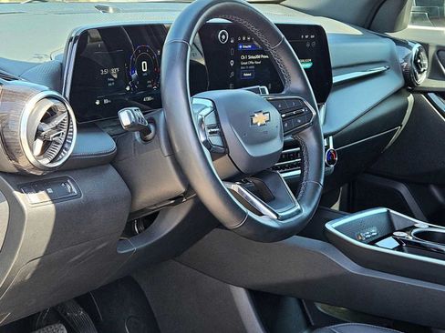 Used 2025 Chevrolet Equinox LT w/ Convenience Package II FWD image 2