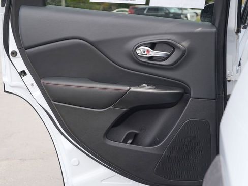 Used 2019 Jeep Cherokee Trailhawk AWD/4WD image 19