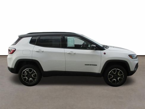 Used 2025 Jeep Compass Trailhawk AWD/4WD image 6