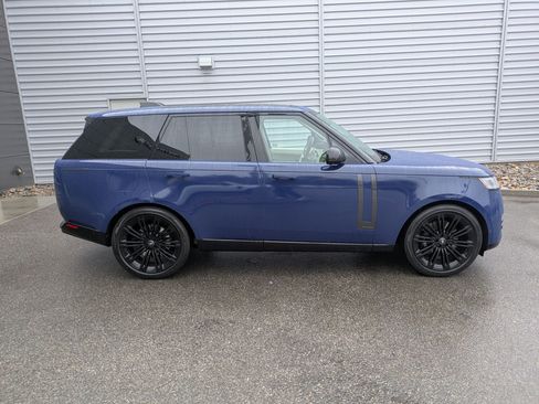 Used 2024 Land Rover Range Rover Autobiography image 2
