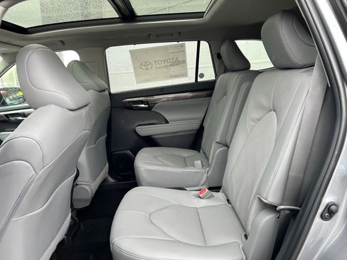 New 2026 Toyota Highlander Platinum image 23