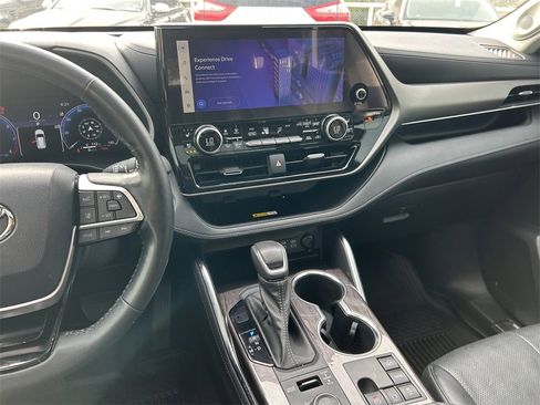 Used 2023 Toyota Highlander Limited image 19
