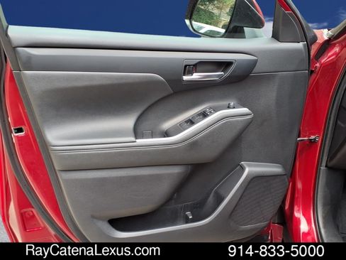 Used 2021 Toyota Highlander XLE AWD/4WD image 10