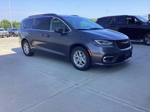 Used 2022 Chrysler Pacifica Touring-L FWD image 2