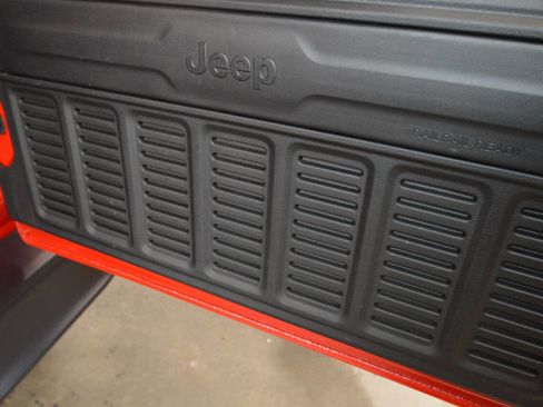 Used 2025 Jeep Wrangler Unlimited Sahara w/ Safety Group image 19