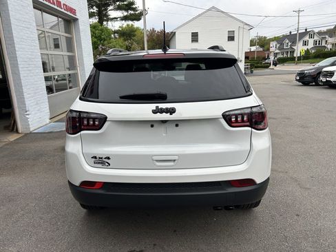 Used 2022 Jeep Compass Latitude w/ Sun and Sound Group AWD/4WD image 6