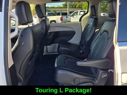 Used 2024 Chrysler Pacifica Touring-L FWD image 11