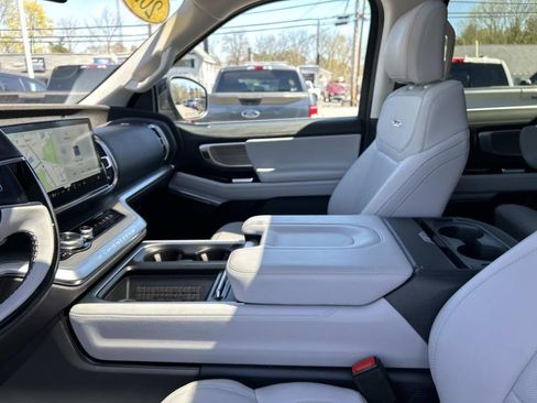 Used 2025 Ford Expedition Platinum w/ Driver's Package AWD/4WD image 24