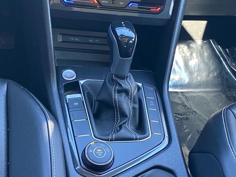 Certified 2022 Volkswagen Tiguan SE w/ Panoramic Sunroof Package image 11