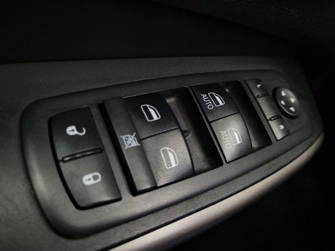 Used 2019 Jeep Cherokee Latitude Plus w/ Cold Weather Group AWD/4WD image 27