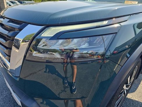 Used 2025 Nissan Pathfinder Platinum FWD image 36