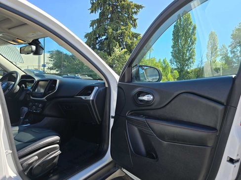 Used 2016 Jeep Cherokee Trailhawk w/ Comfort/Convenience Group AWD/4WD image 11