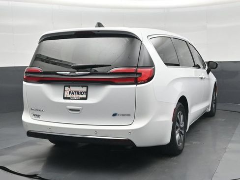 Used 2024 Chrysler Pacifica Limited FWD image 2