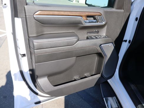 Used 2024 Chevrolet Silverado 1500 High Country w/ High Country Premium Package AWD/4WD image 18