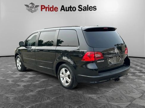 Used 2011 Volkswagen Routan SEL FWD image 5