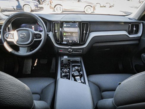 Used 2025 Volvo XC60 B5 Plus image 25