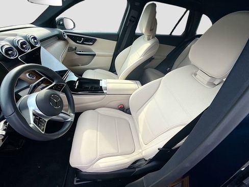 Used 2025 Mercedes-Benz GLC 300 4MATIC image 23