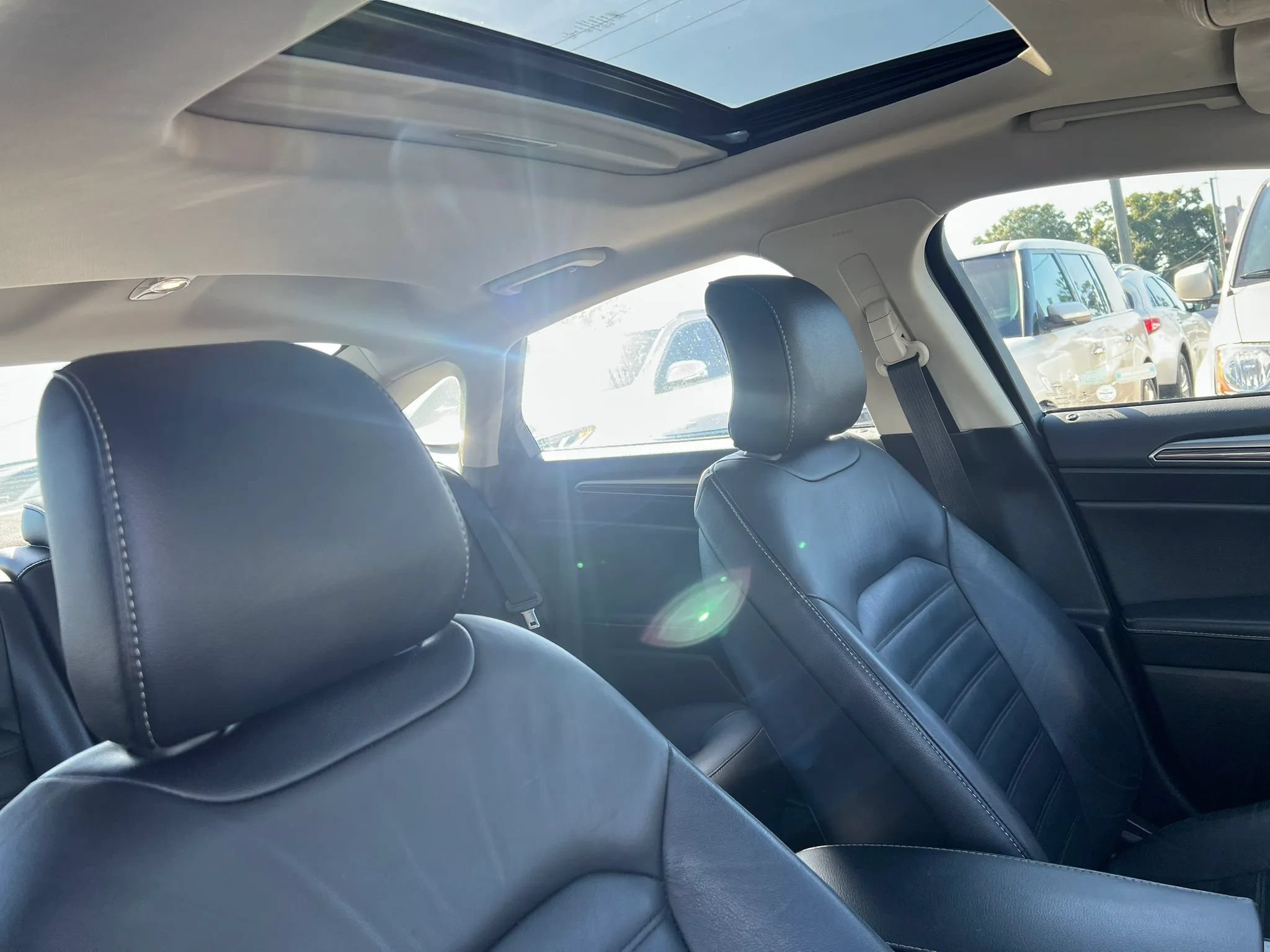 Used 2017 Ford Fusion SE w/ Fusion SE Technology Package FWD image 19