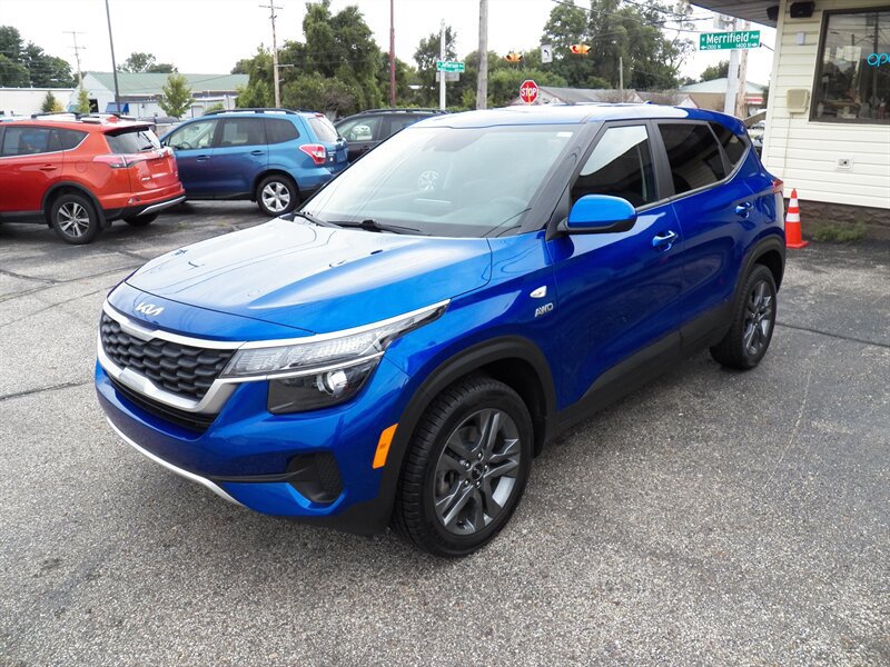 Used 2023 Kia Seltos LX AWD/4WD image 2
