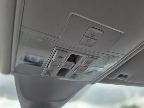 Used 2024 Volkswagen Tiguan SE image 32