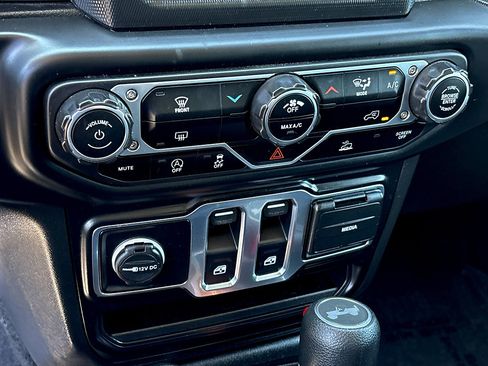Used 2022 Jeep Wrangler Sport AWD/4WD image 18