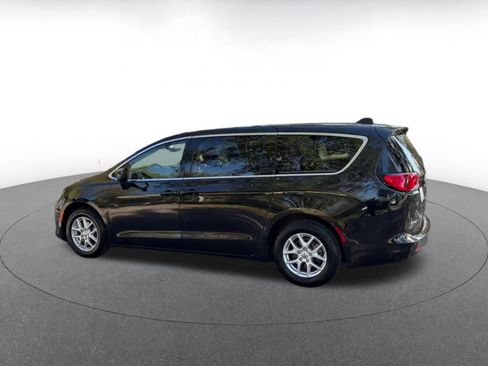 Used 2023 Chrysler Voyager LX image 10