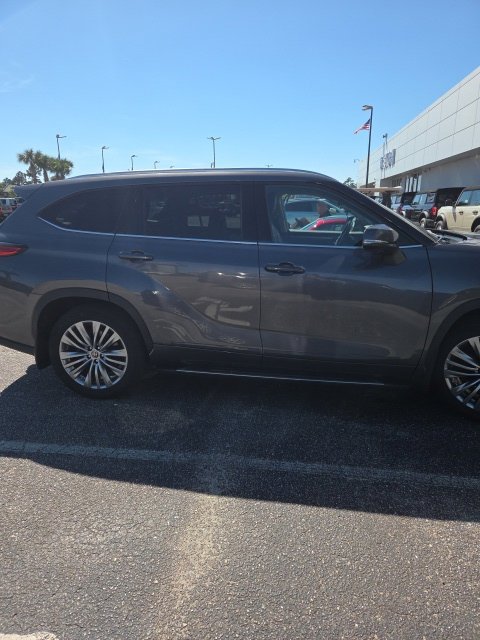 Used 2023 Toyota Highlander Platinum AWD/4WD image 2
