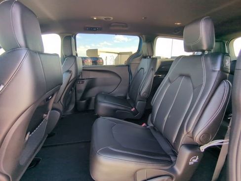 New 2026 Chrysler Pacifica Select image 17