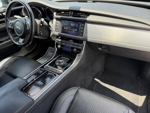Used 2017 Jaguar XF Prestige image 16