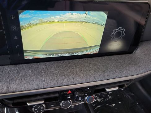 Used 2025 Nissan Kicks SV image 18