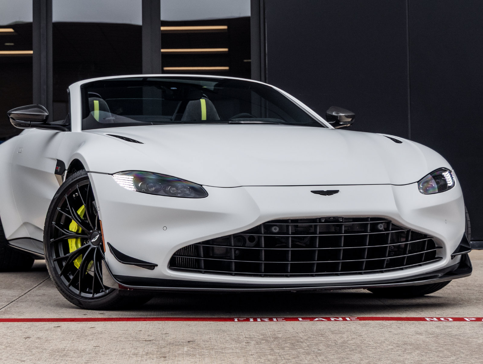 Used 2023 Aston Martin V8 Vantage Roadster RWD image 5