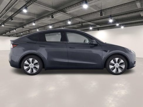 Used 2024 Tesla Model Y Long Range AWD/4WD image 8