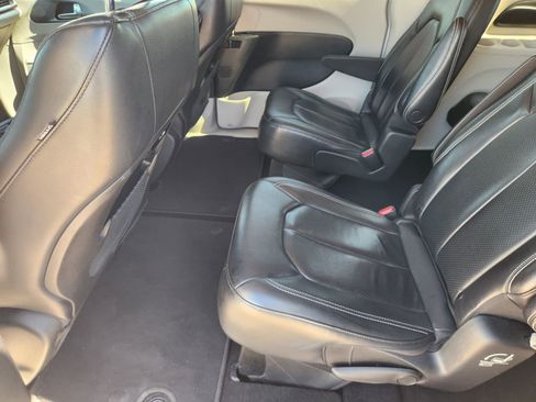 Used 2022 Chrysler Pacifica Touring-L image 29