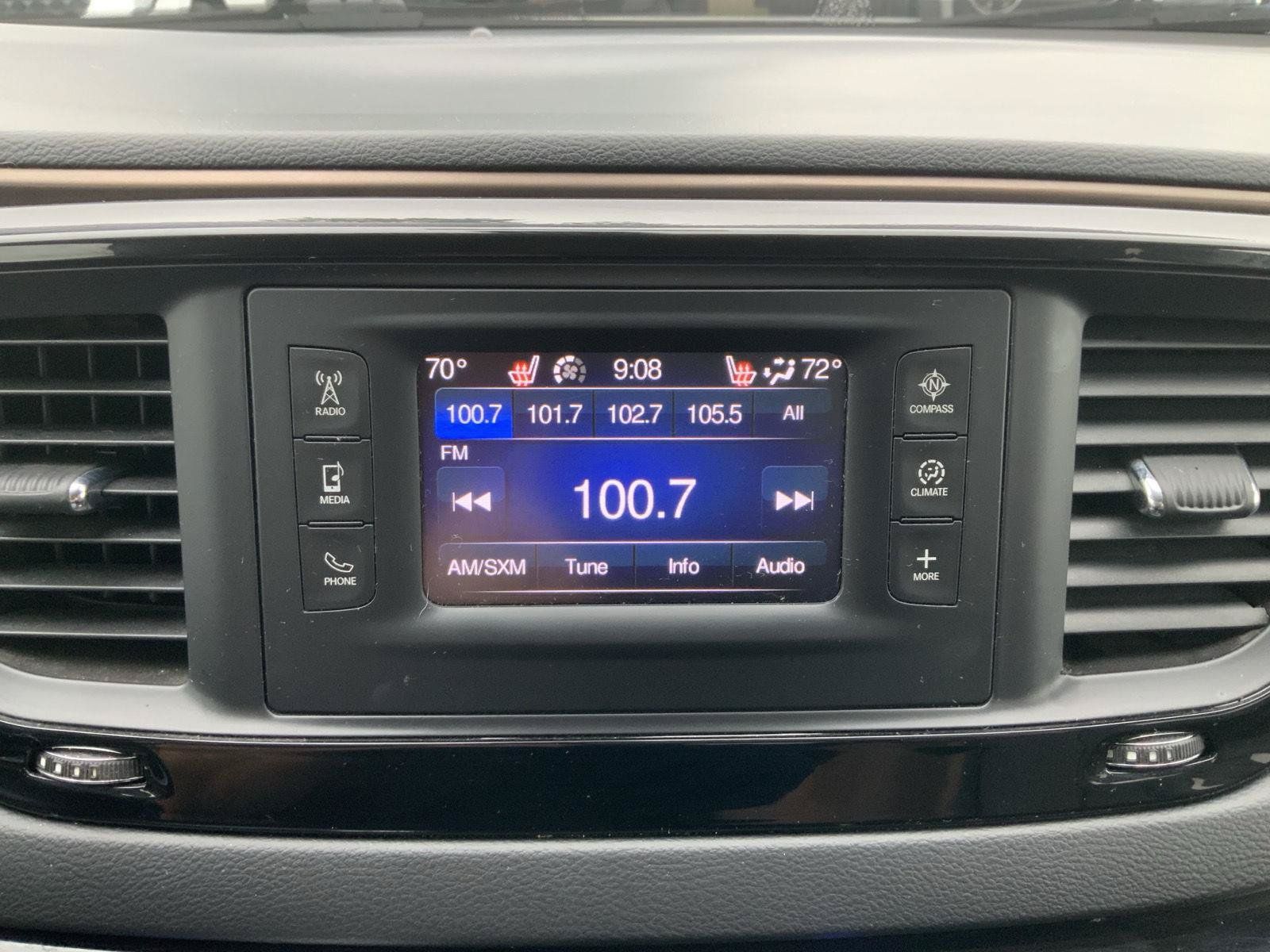 Used 2017 Chrysler Pacifica Touring-L FWD image 27