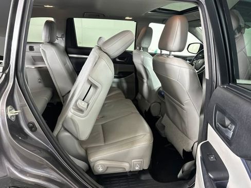Used 2015 Toyota Highlander XLE image 27