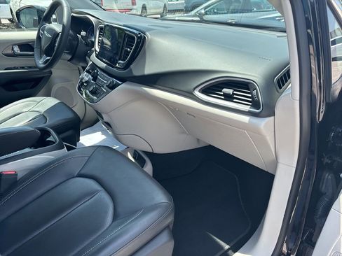 Used 2024 Chrysler Pacifica Touring-L FWD image 41