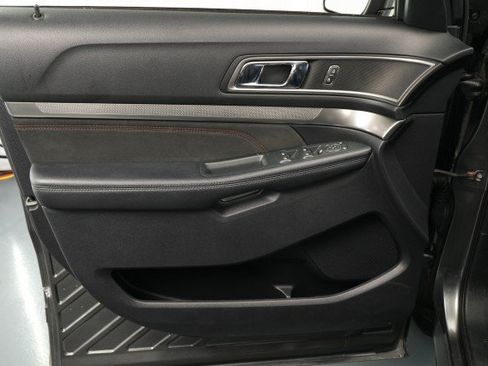 Used 2019 Ford Explorer XLT w/ Equipment Group 202A AWD/4WD image 29